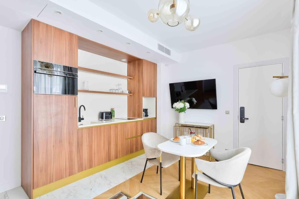 Romantic Getaway - Le Marais - With Ac